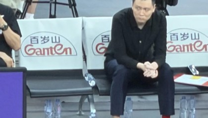 kaiyun-Buff 拉满！网友分享昨日现场照：卢爹愁的红袜子都搂上了